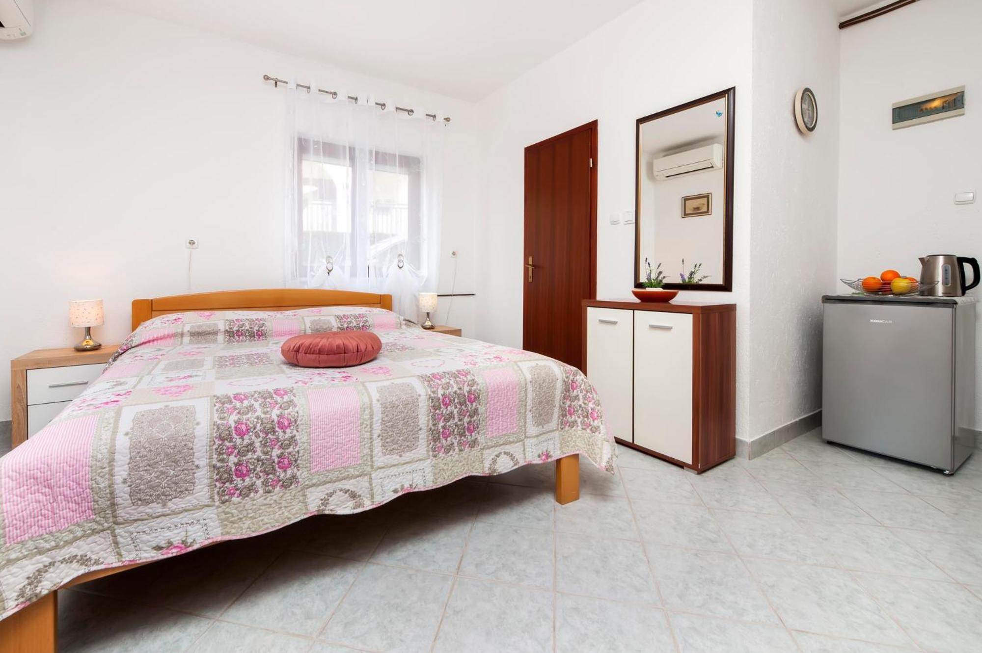Apartments And Room Silvana Rovinj Exterior foto