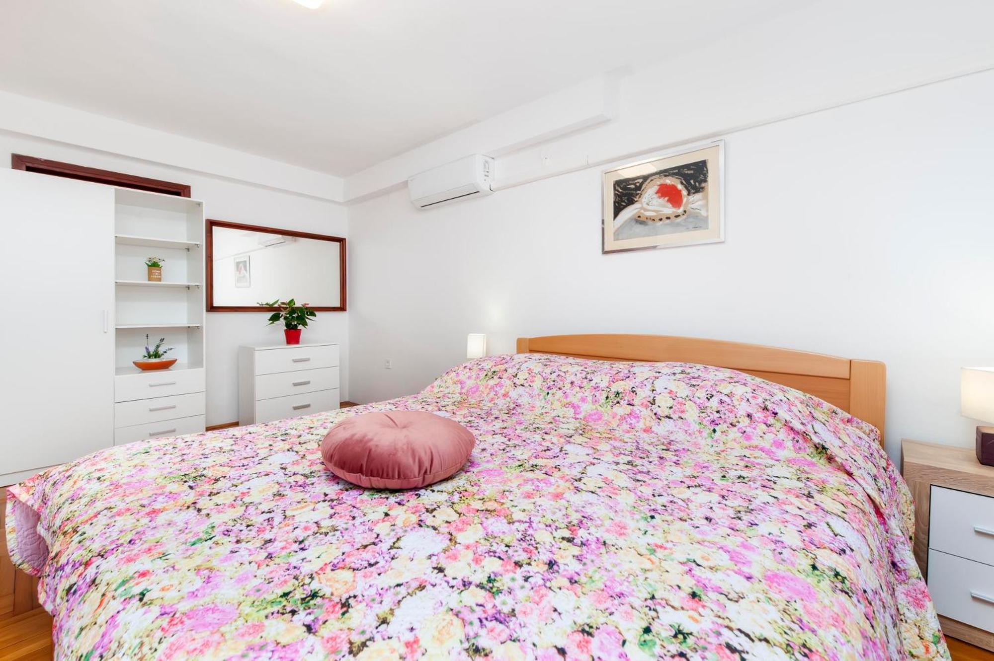 Apartments And Room Silvana Rovinj Exterior foto
